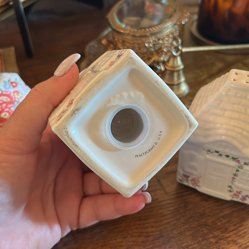 Pfaltzgraff Cape May Cottage Salt and Pepper Shakers - Cream with Floral Accents - Picture 5 of 6